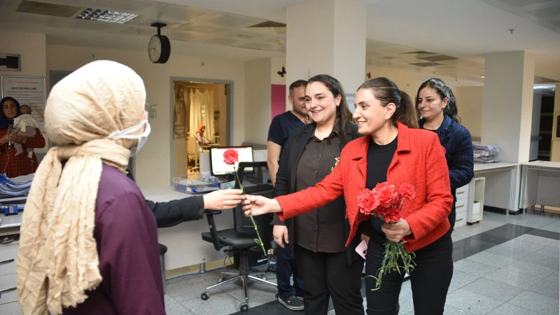 Siverek’te 8 Mart Dünya Kadınlar Günü’nde sağlık çalışanları unutulmadı