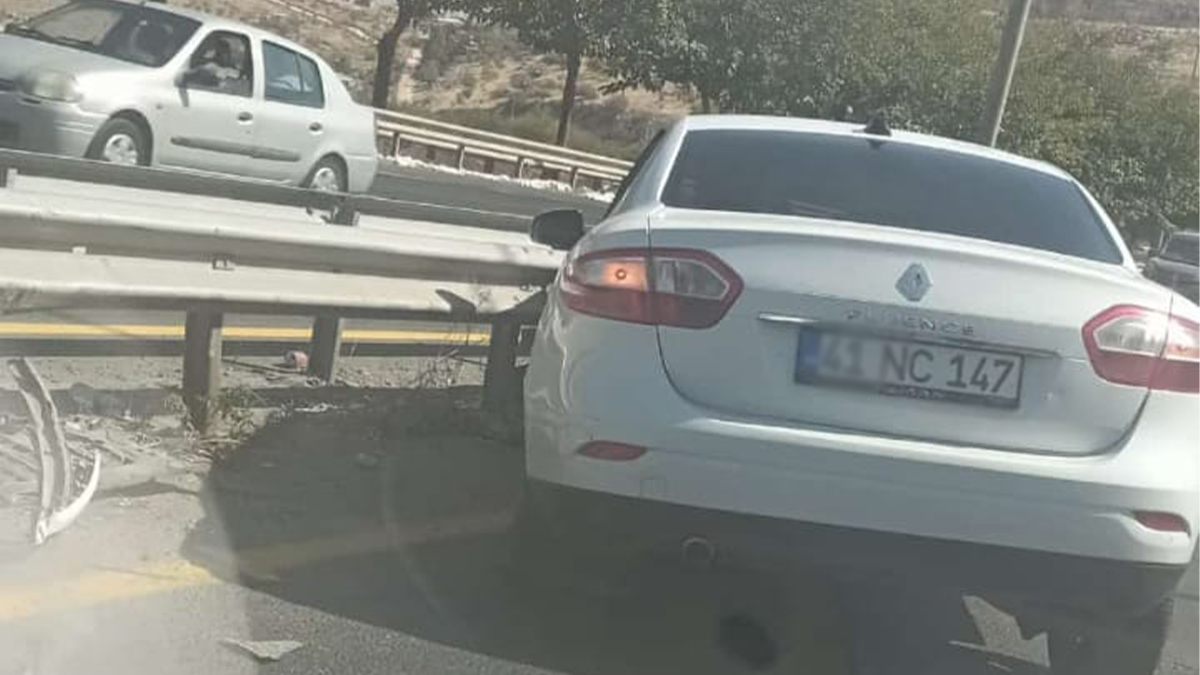 Şanlıurfa’da virajı alamayan araç bariyerlere çarptı!