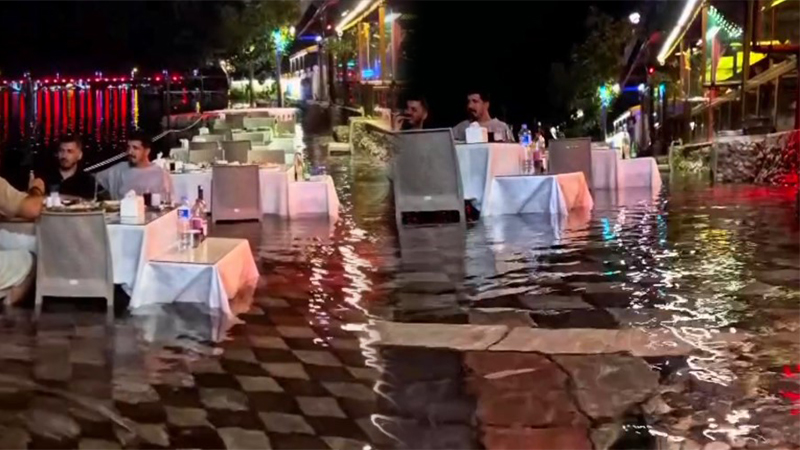 Burası Venedik değil Şanlıurfa! Suda yemek keyfi