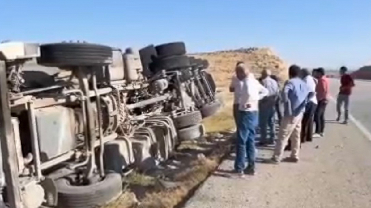 Adıyaman-Şanlıurfa yolunda kamyon devrildi!