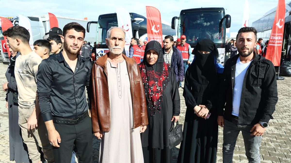 Suriyeliler 3 otobüs ve 2 tırla yola çıktı! Ülkelerine dönüyorlar