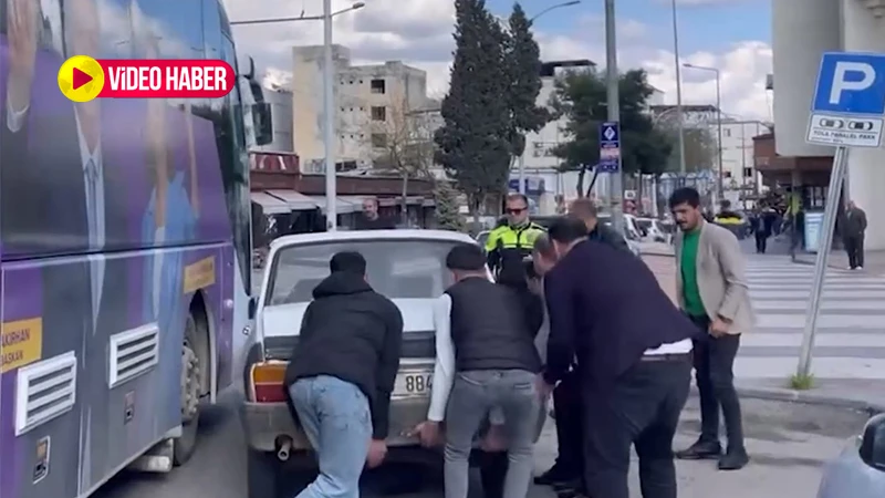 Suruç'ta trafik kahramanları! Kilolarca ağırlıktaki aracı elleriyle kaldırdılar