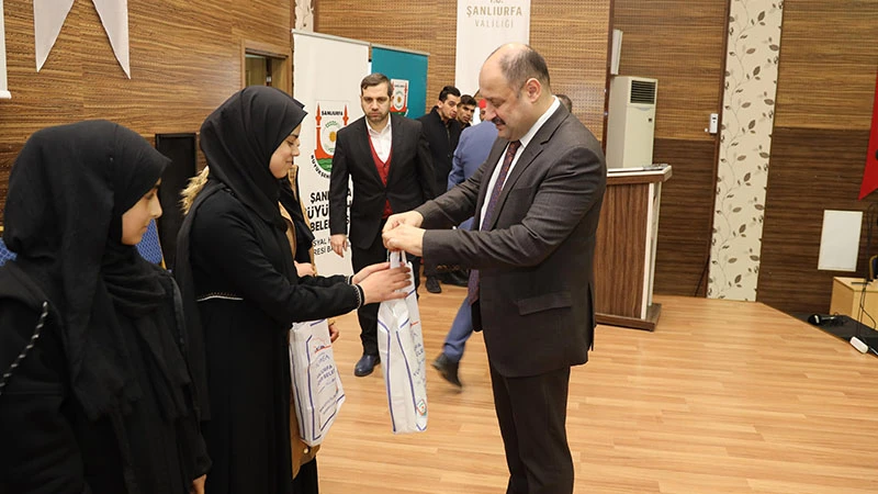 Şanlıurfa'da hafız çocuklara tablet hediye edildi