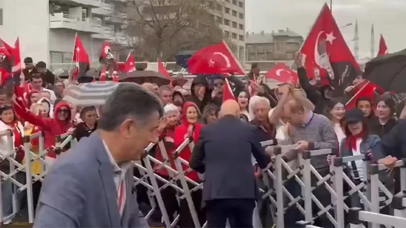 Polis kelepçeli barikat kurdu! Şanlıurfa vekili penseyle kesti