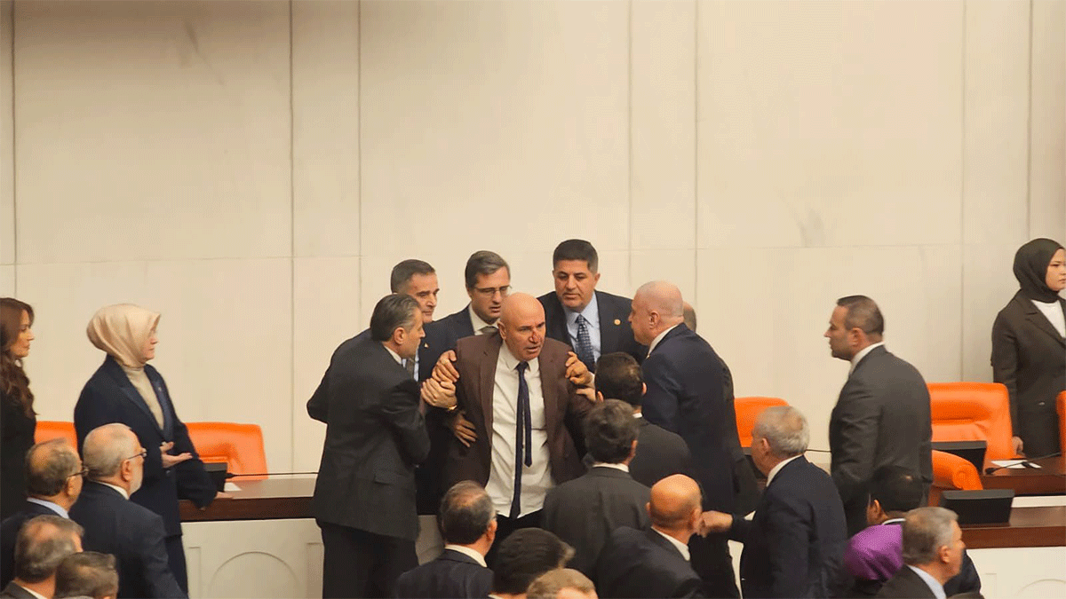 Meclis’te Yumruklar havada uçuştu! Şanlıurfa vekilinin burnu kanadı