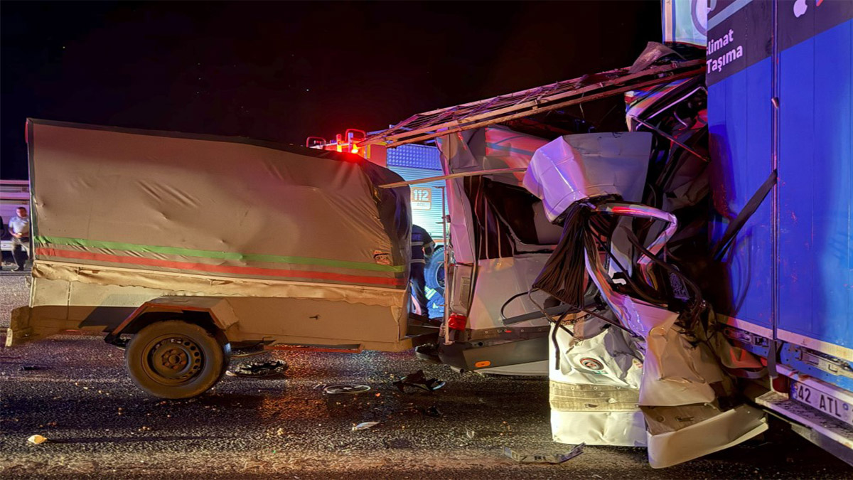 Tarım işçilerini taşıyan minibüs kaza yaptı! 3 ölü, 16 yaralı