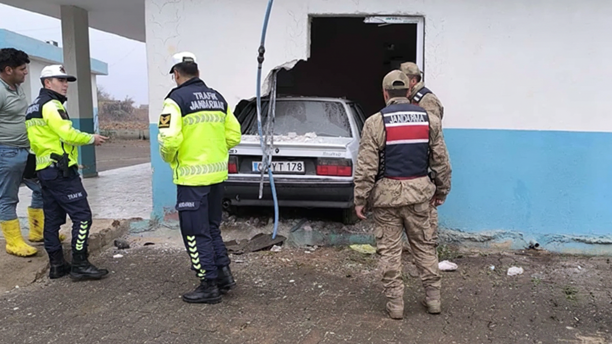 Şanlıurfa’da otomobil taziye evine daldı! Yaralı var
