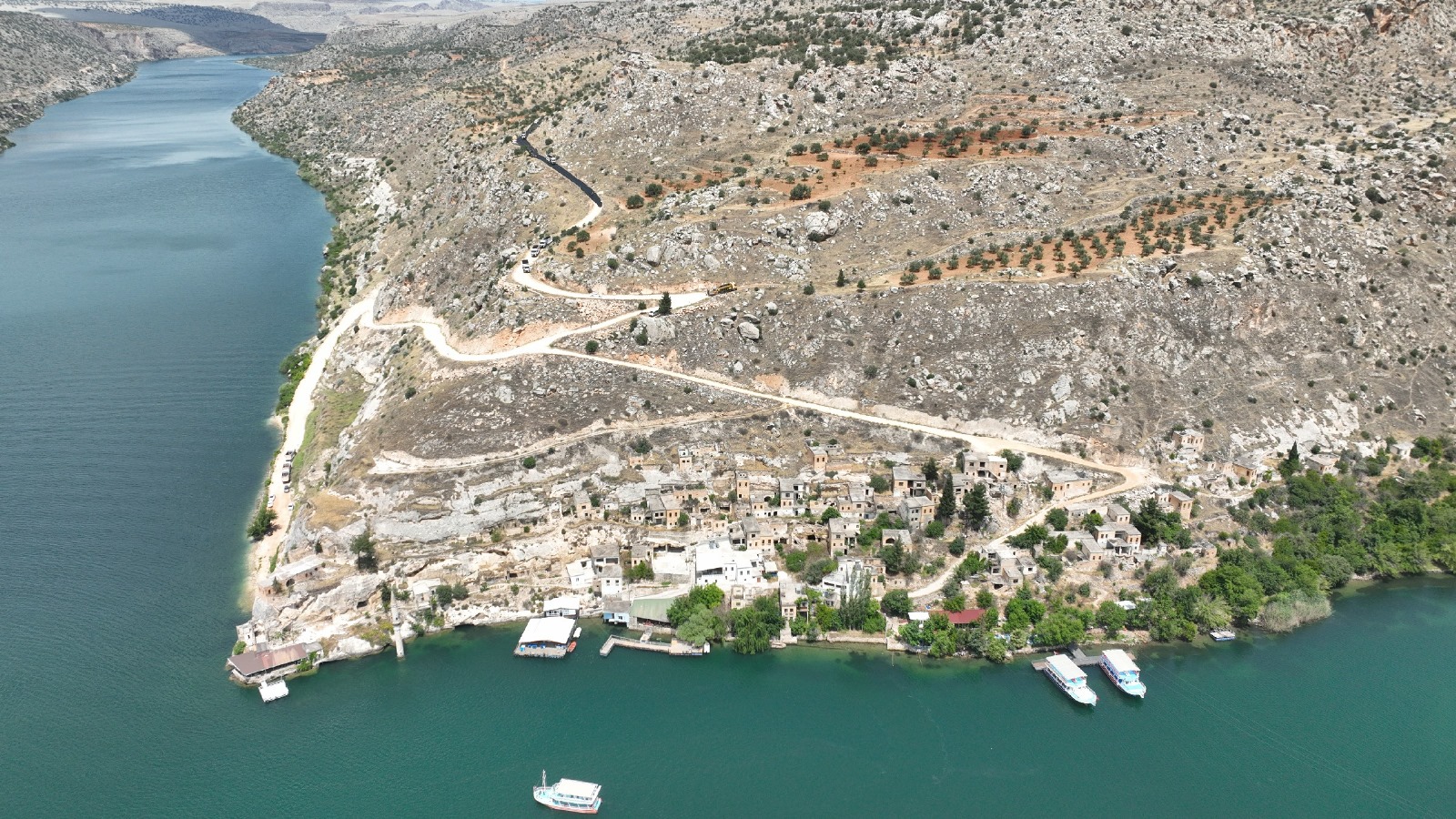 Şanlıurfa Büyükşehir'den tarihi hamle: Tekneyle ulaşılan köye karayolu müjdesi!