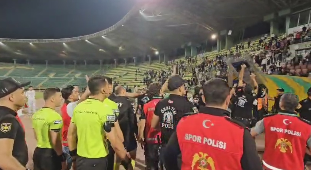 Şanlıurfaspor maçı sonrası gerginlik! Hakeme şişe fırlattılar