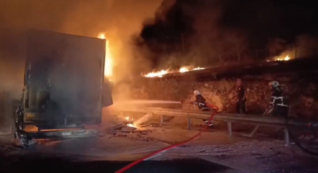 Şanlıurfa'da bir TIR dolusu televizyon yandı! O anlar kaydedildi