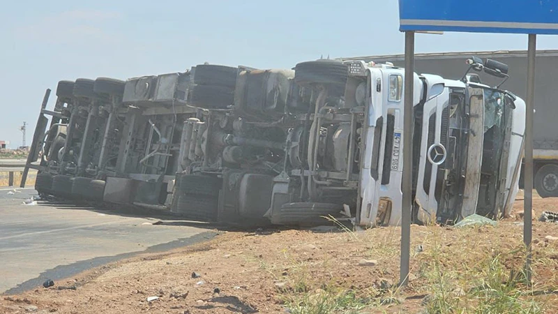 Viranşehir-Mardin yolunda tır devrildi: 1 yaralı