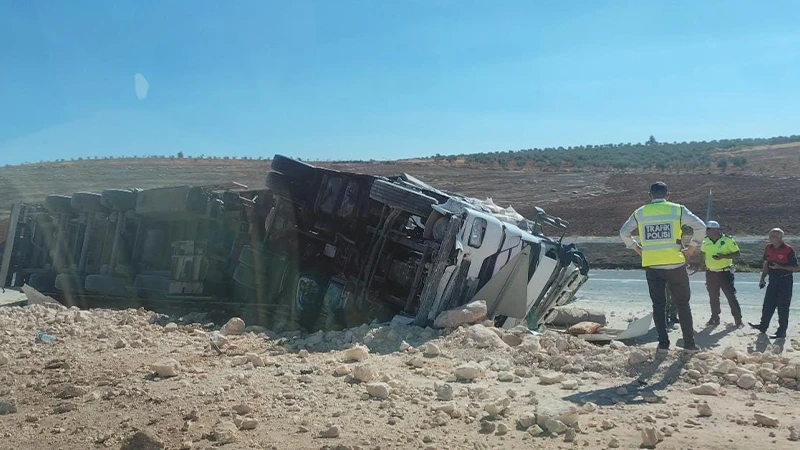 Şanlıurfa'da tır devrildi: 1 yaralı