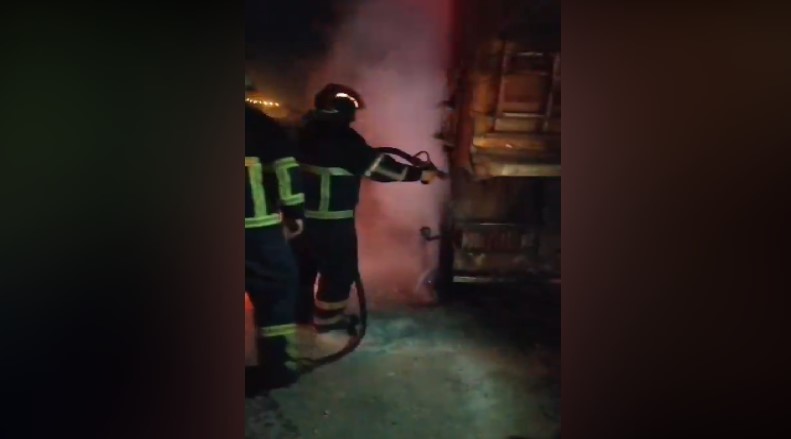 Urfa’da seyir halindeki tırda yangın çıktı