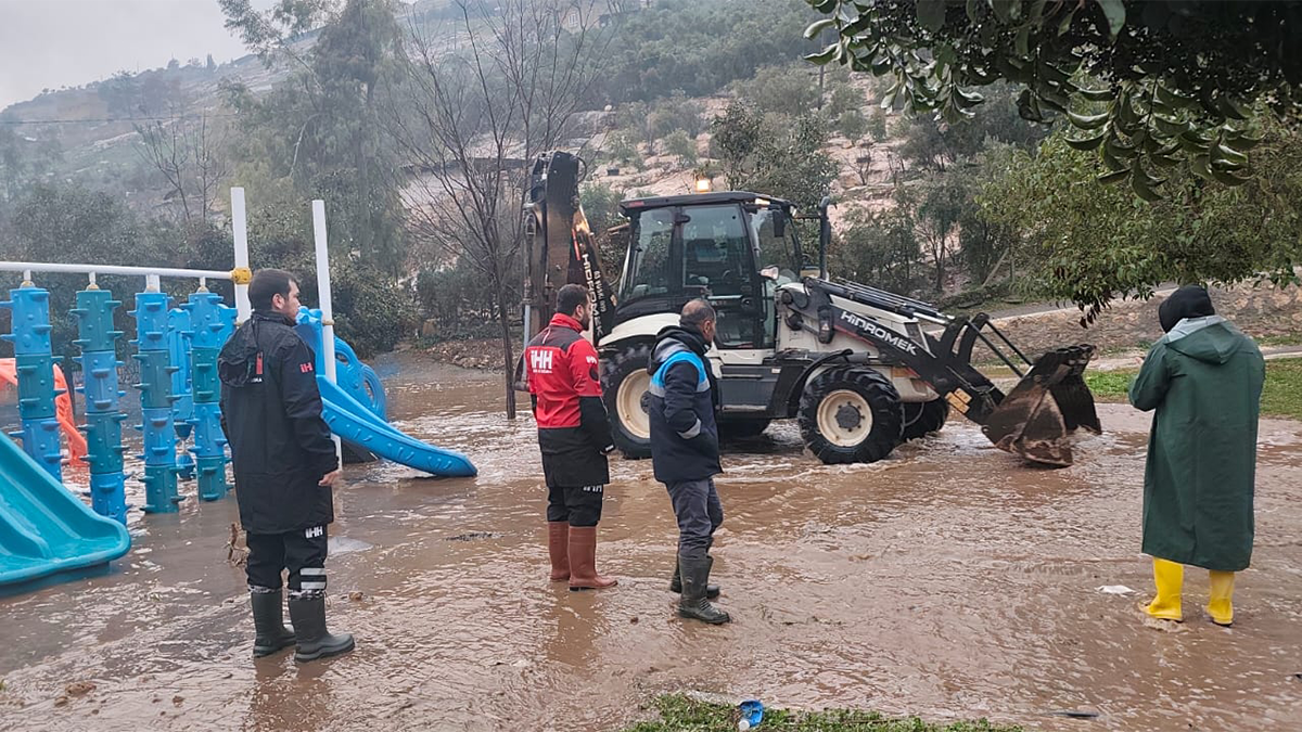 Şanlıurfa'da sağanak yağış yıktı geçti! AFAD ve İHH ortak müdahale etti