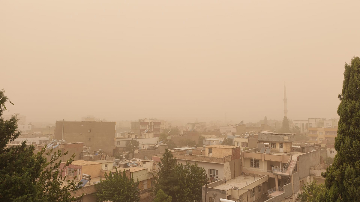 Şanlıurfa'yı toz bulutu sardı! Göz gözü görmedi, adeta çamur yağdı