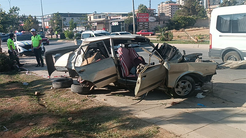 İşçi servisleriyle otomobil çarpıştı: 1 ölü, 9 yaralı