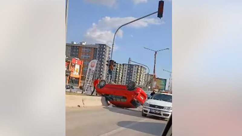 Karaköprü'de otomobil takla attı: 2 yaralı