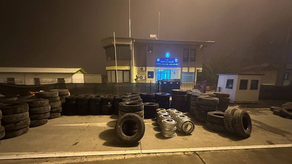 Şanlıurfa’da yüzlerce kaçak kamyon lastiği ele geçirildi