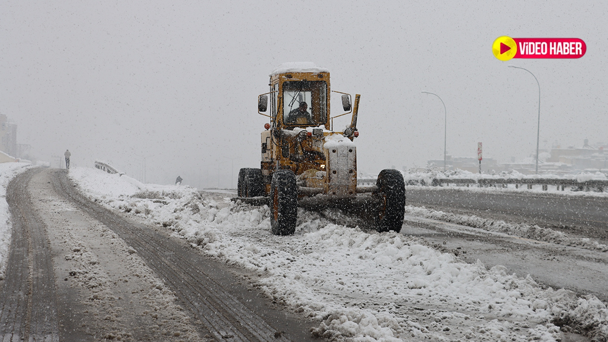 Şanlıurfa kar altında, ulaşım aksadı! İşte trafiğe kapanan yollar