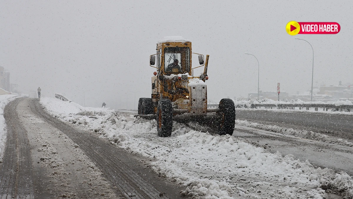 Şanlıurfa kar altında, ulaşım aksadı! İşte trafiğe kapanan yollar