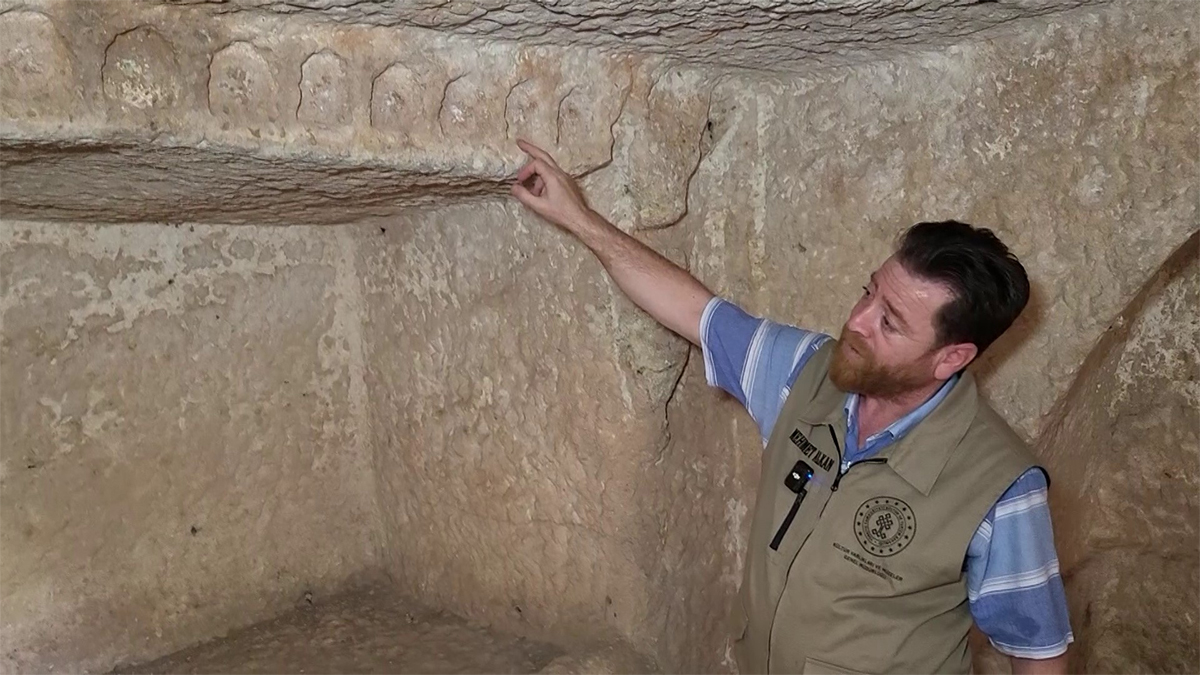 Turuş Kaya Mezarlarında ilginç kabartmalar! 1800 yıllık geçmişe sahip