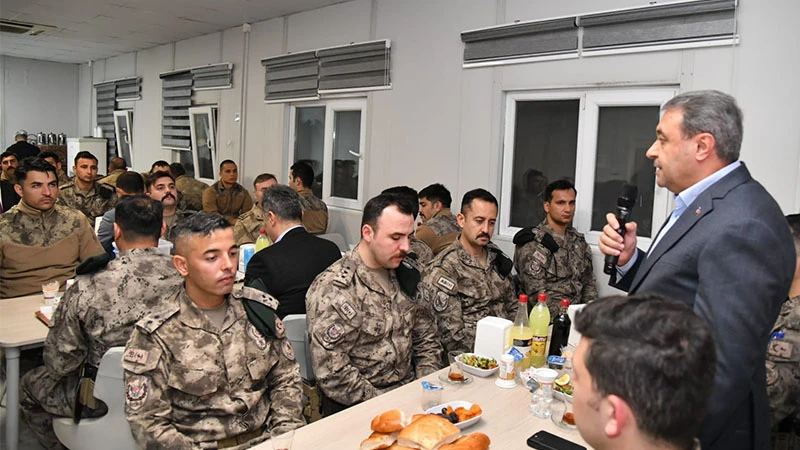 Vali Şıldak sınırda Mehmetçikle iftar yaptı