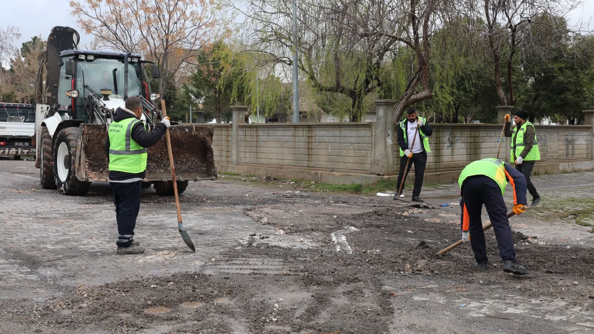 Viranşehir'de sel felaketi sonrası ekipler hasar giderme çalışmalarına başladı