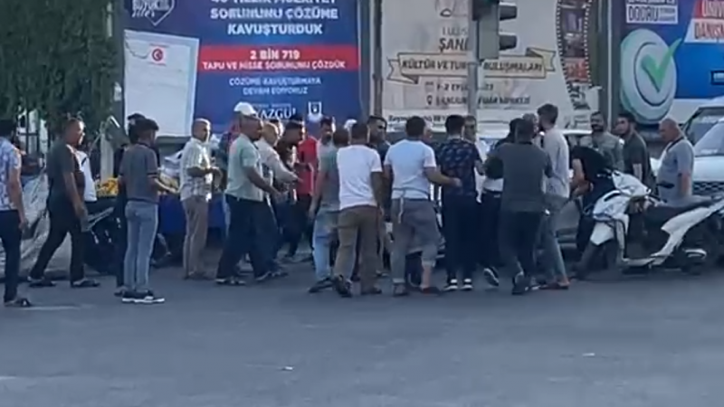 Urfa’da yaya ile sürücü arasında yol kavgası kamerada