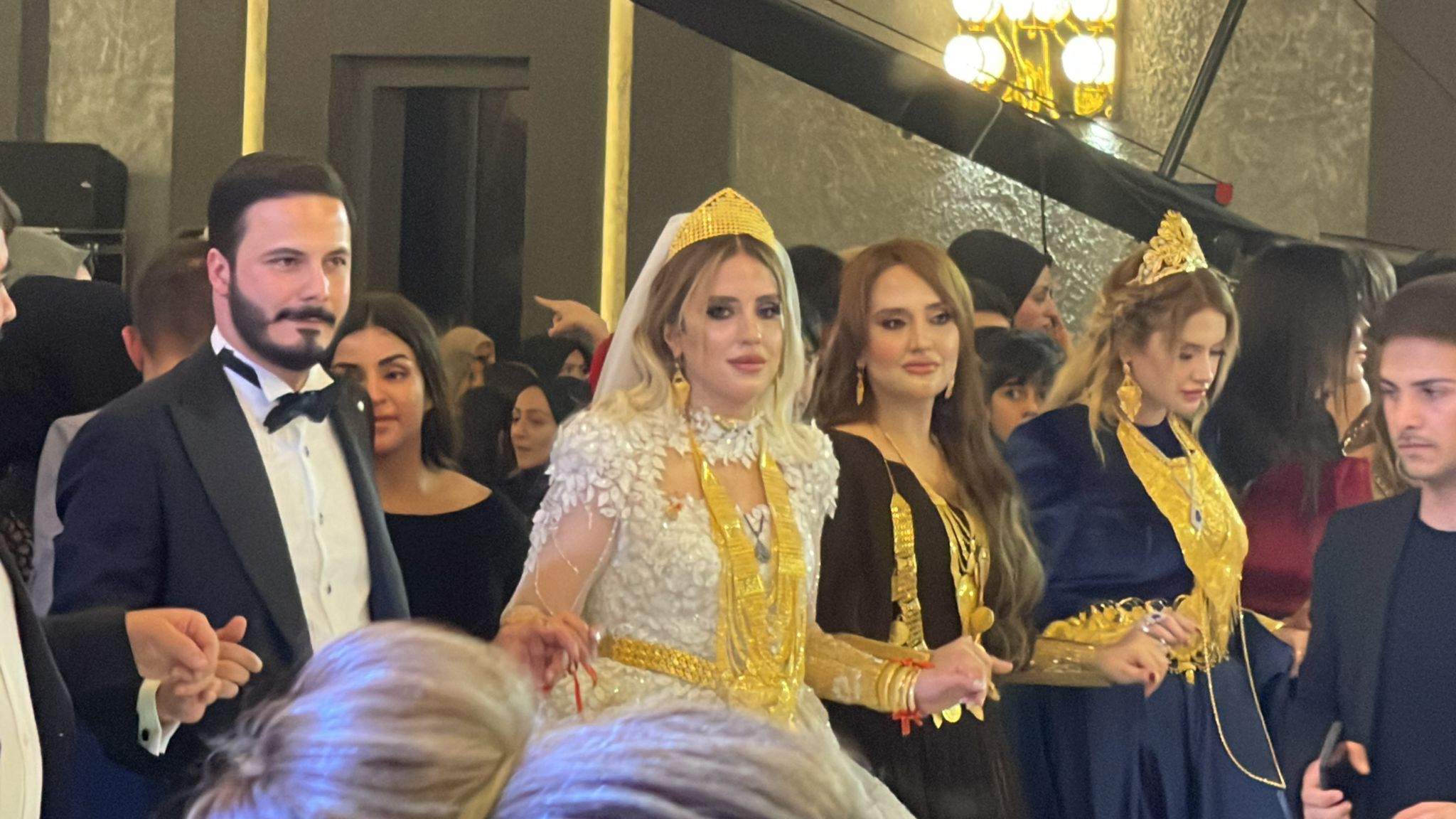 Şanlıurfa’da sıra dışı aşiret düğünü  Geline valiz dolusu altın!