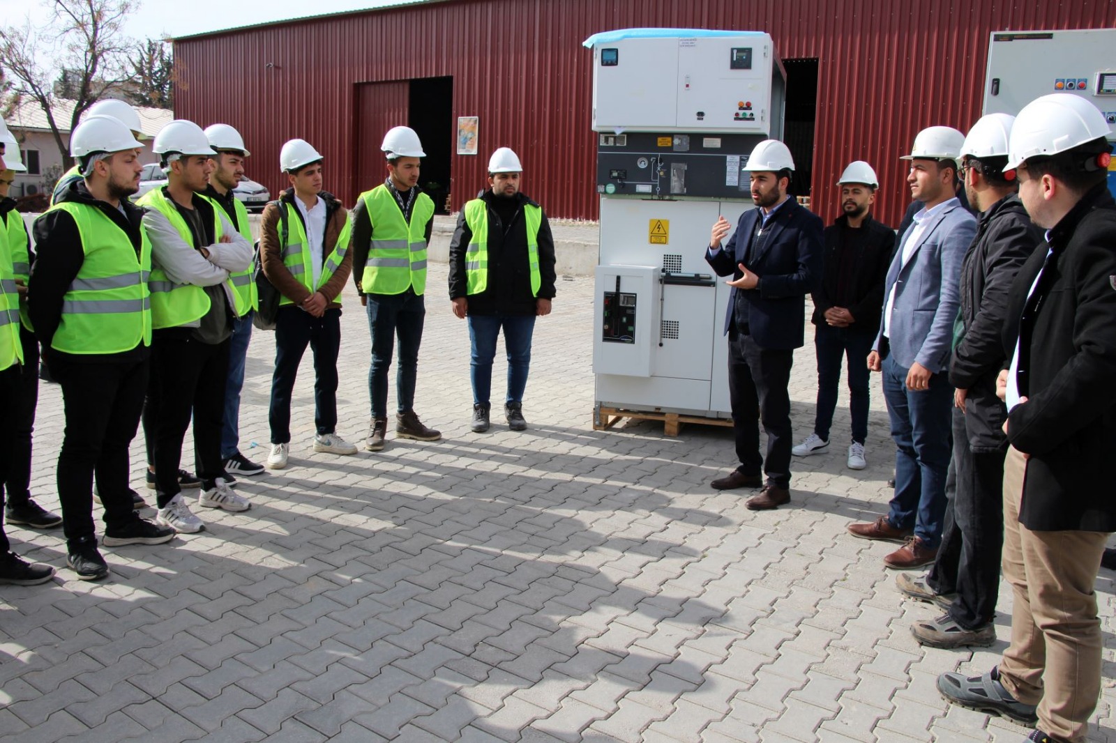 Dicle Elektrik Üniversite öğrencilerine kapılarını açtı