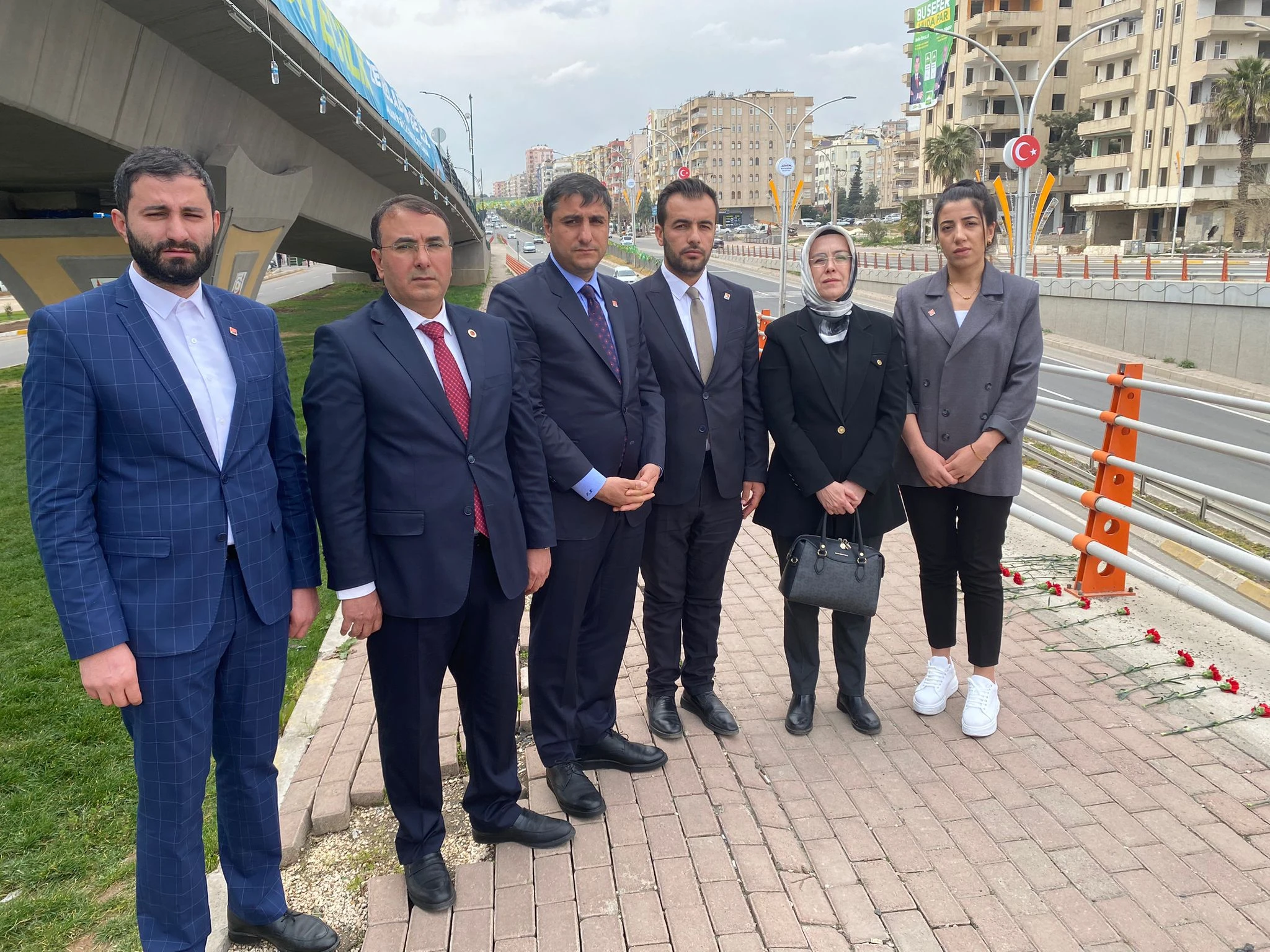 Sel felaketinin yıl dönümü! CHP heyetinden Abide Kavşağı’nda ölenler için karanfil