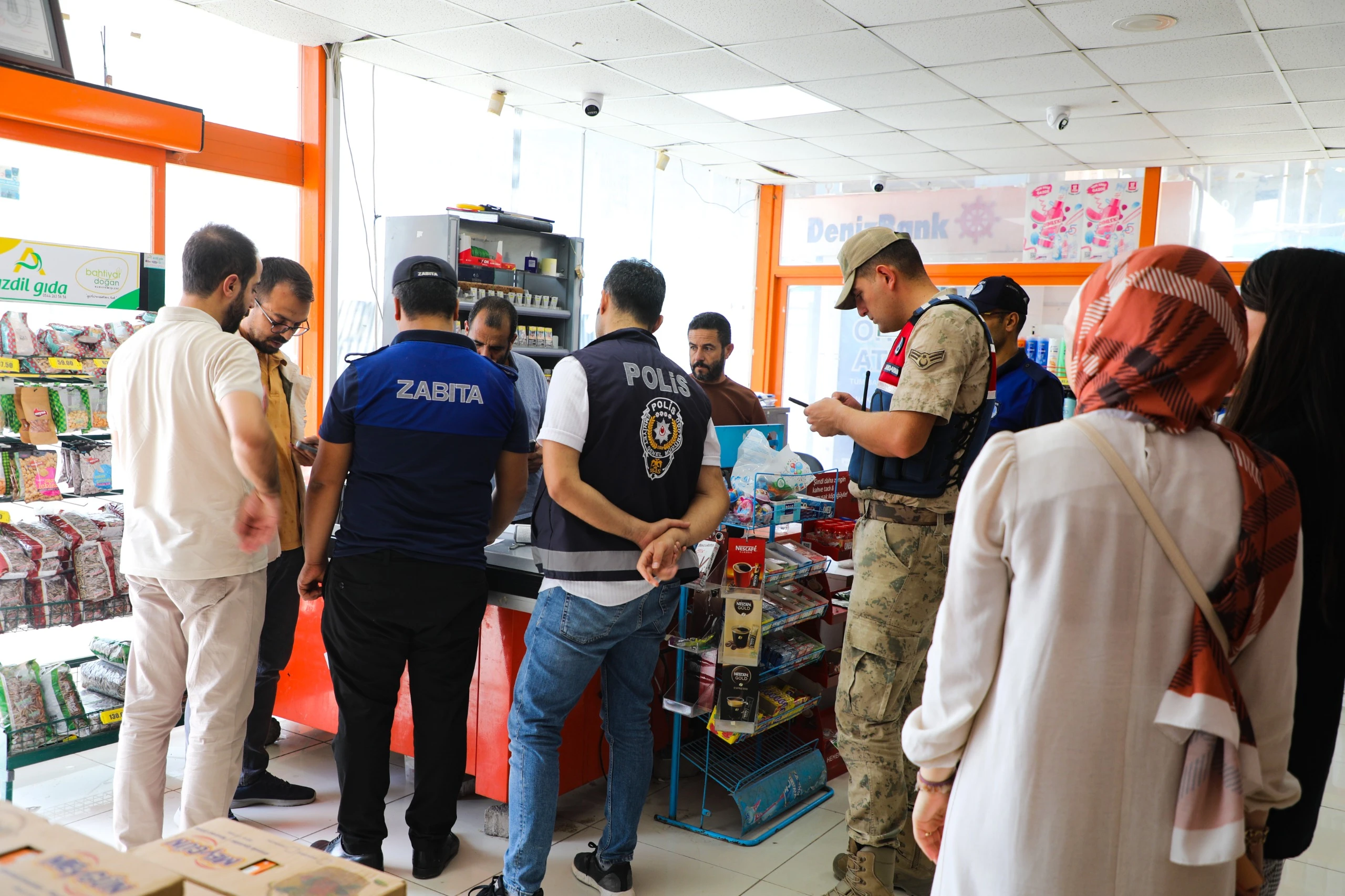 Harran’da polis, jandarma ve zabıta ekipleri birlikte hareket etti