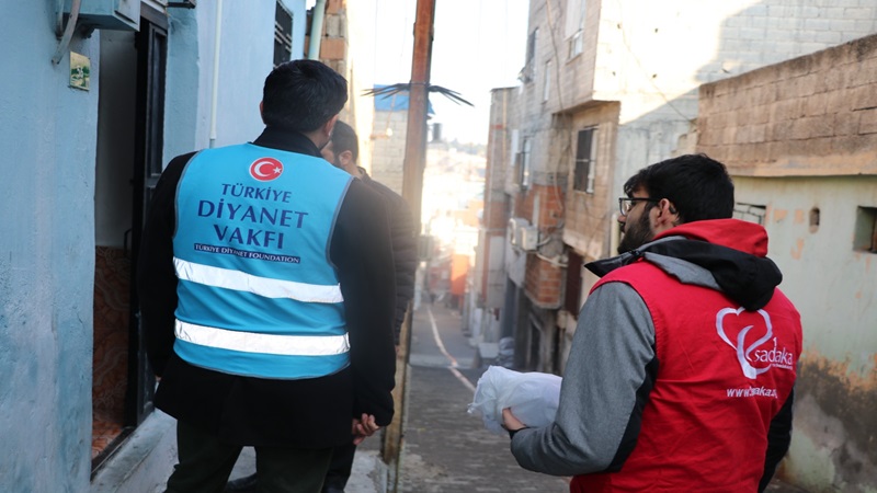 Şanlıurfa’da müftülük ihtiyaç sahiplerine para dağıttı