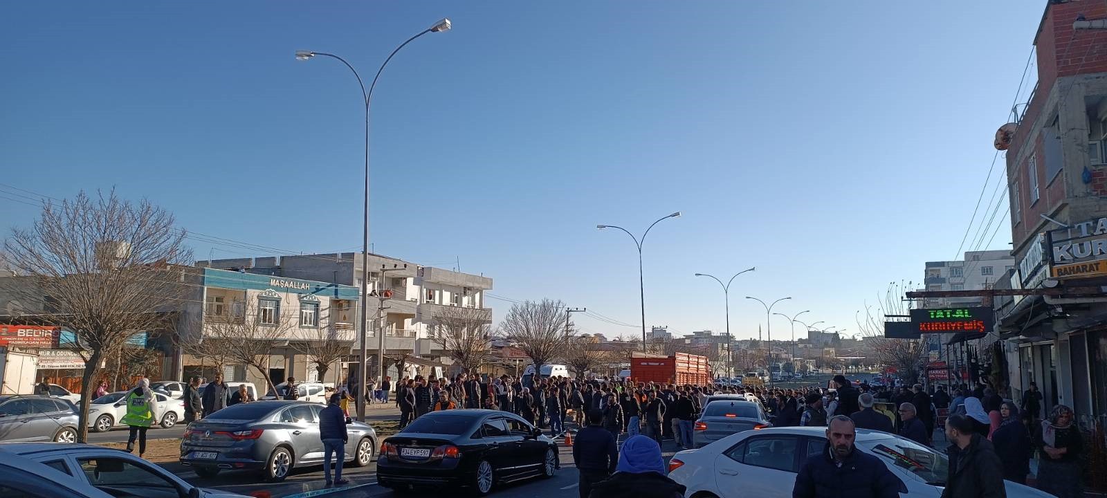 Şanlıurfa’da talihsiz kadın feci kazada hayatını kaybetti! Vatandaşlar yolu trafiğe kapattı
