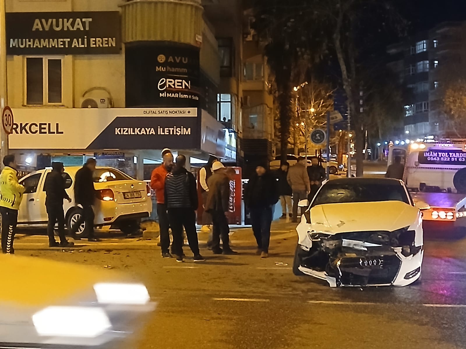 Şanlıurfa'da 2 araç çarpıştı! Kaldırıma çıktı...