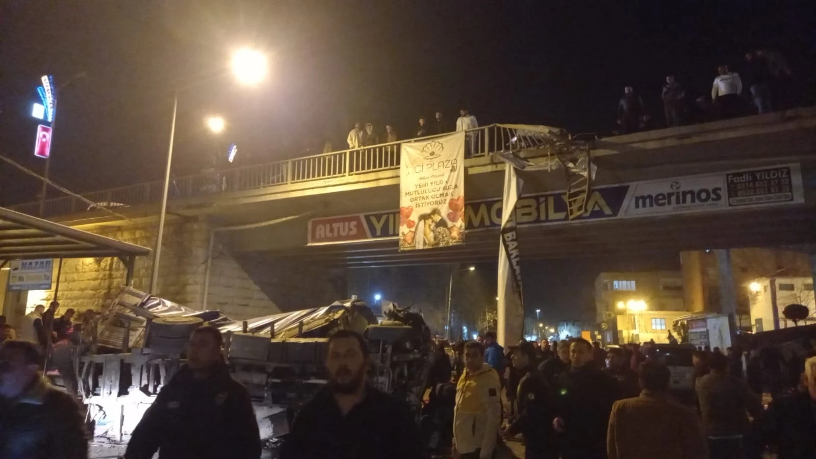 Freni boşalan kamyon araca çarptı, köprüden uçtular! 3 ölü 12 yaralı