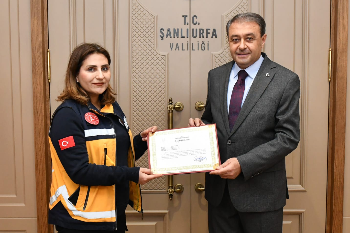 Vali Şıldak, kahraman Zehra Tankuş’a ödül verdi