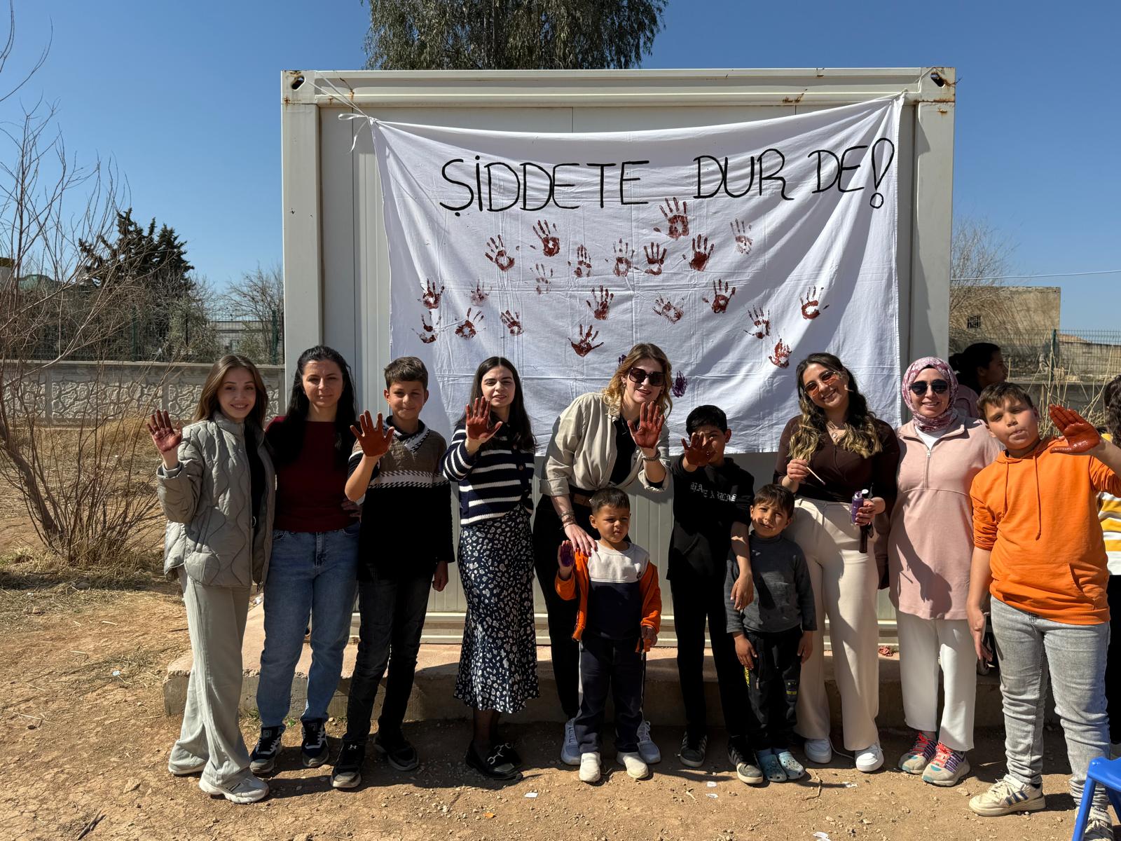 Akçakale'den mesaj var: Şiddete dur de!