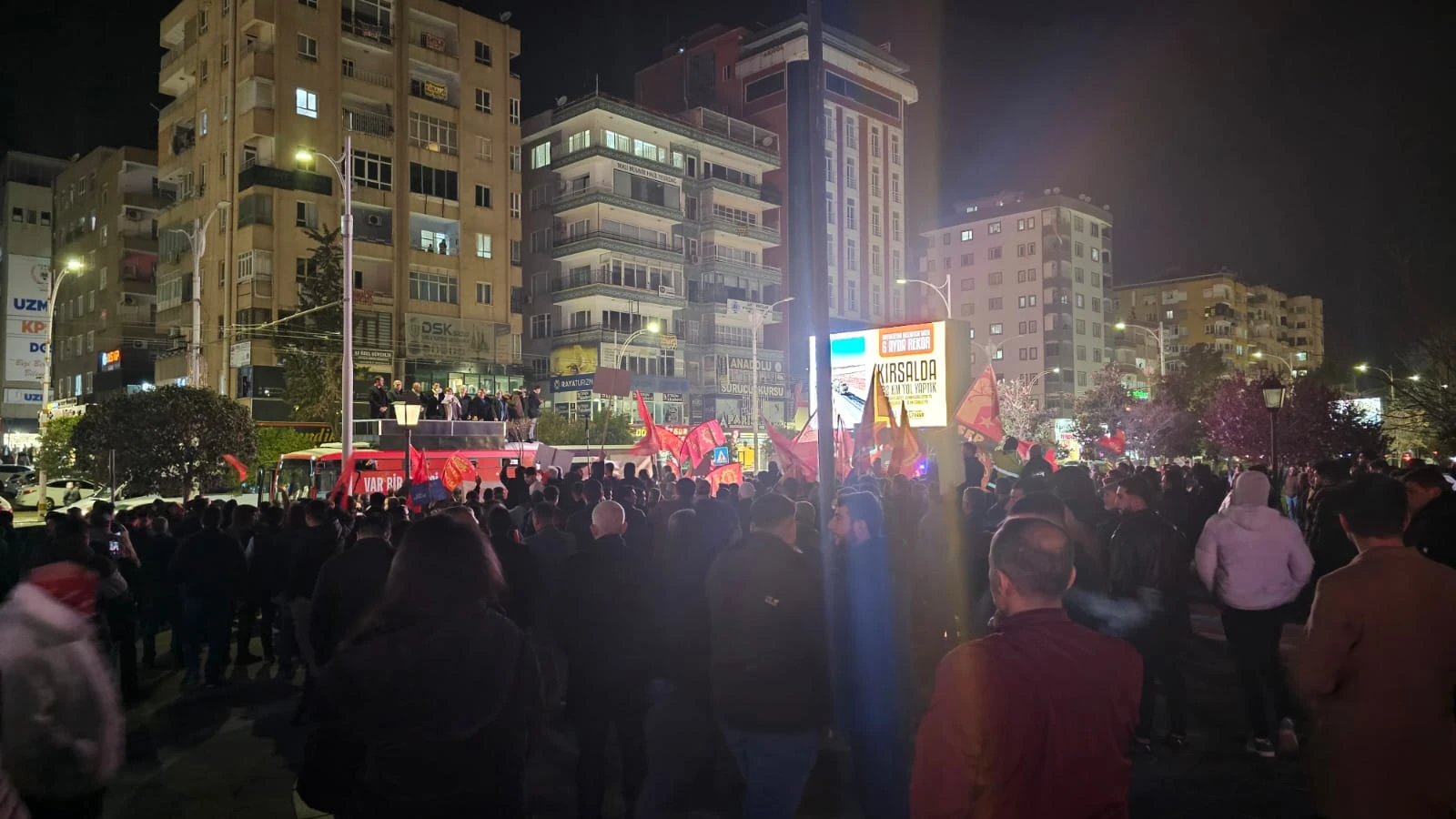 Şanlıurfa'da İmamoğlu'na destek yürüyüşü... "Kravatları çıkarttık, meydanlarda olacağız"