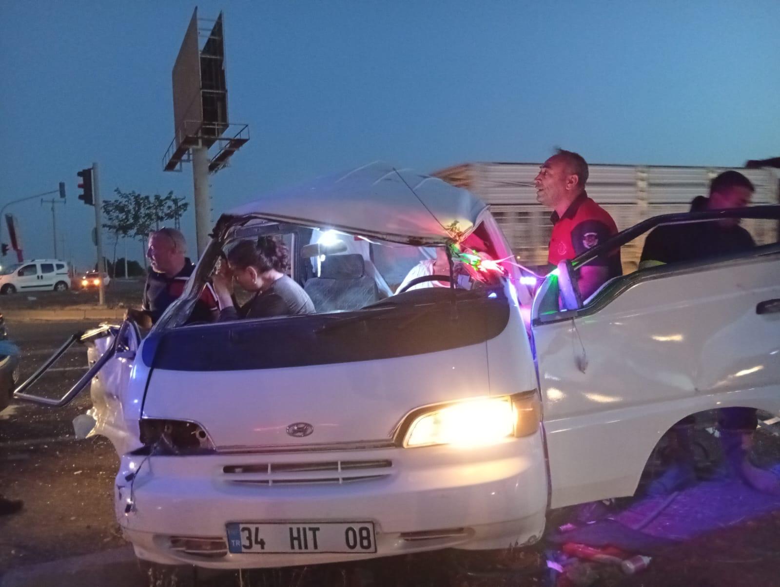 Otomobil ile kamyonet çarpıştı! Yaralılar var
