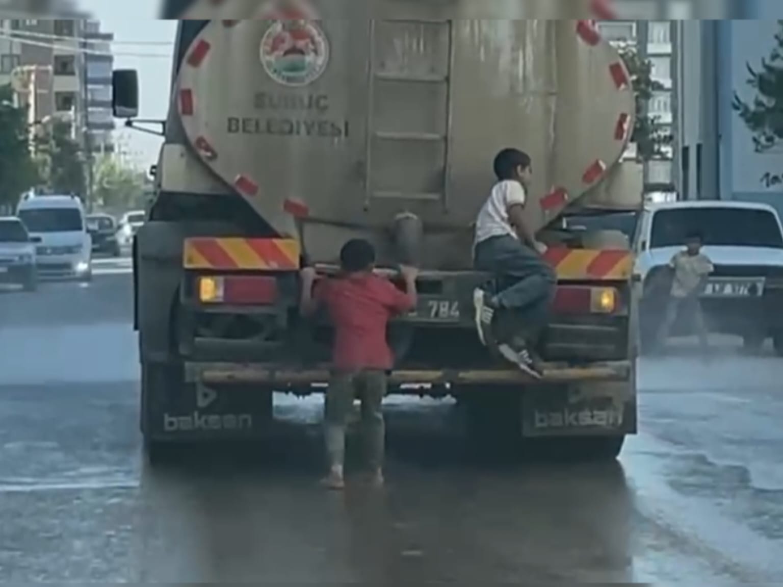 Şanlıurfa'da çocukların tehlikeli eğlencesi! Korkuttular...