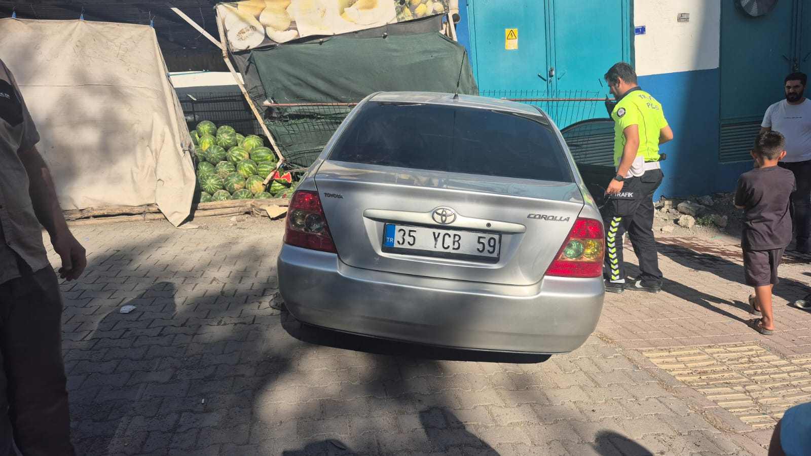 Şanlıurfa’da otomobil karpuz sergisine daldı! 2 yaralı