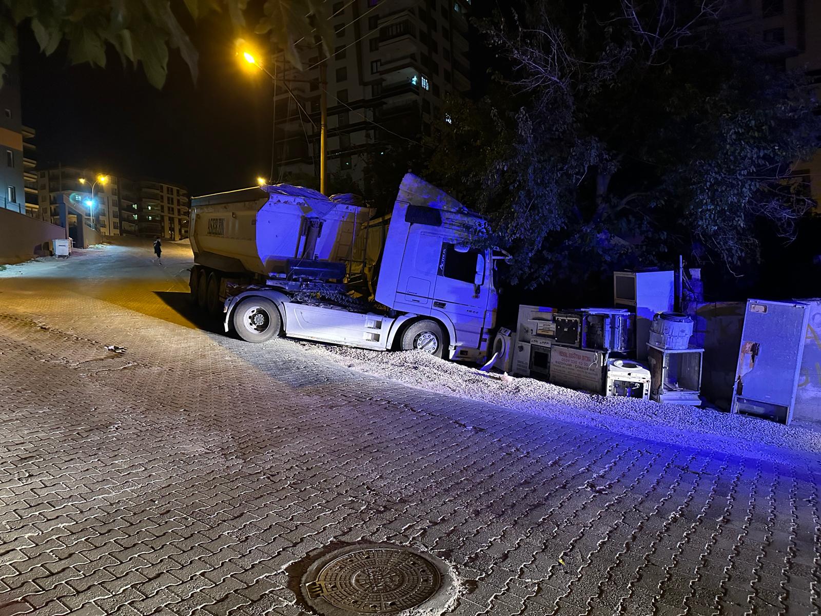 Şanlıurfa'da 'sürücüsüz' bir TIR! Tamirci dükkanına girdi...