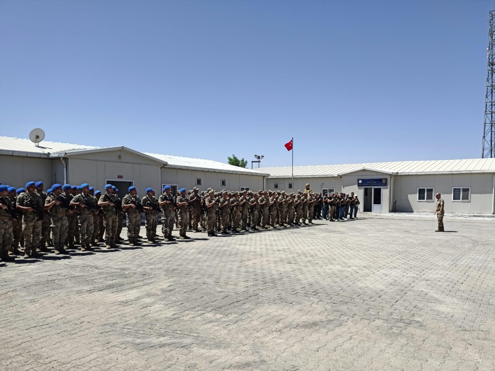 Jandarma Komutanından sahada incelemeler... Komutanlıklara çıkarma yaptı