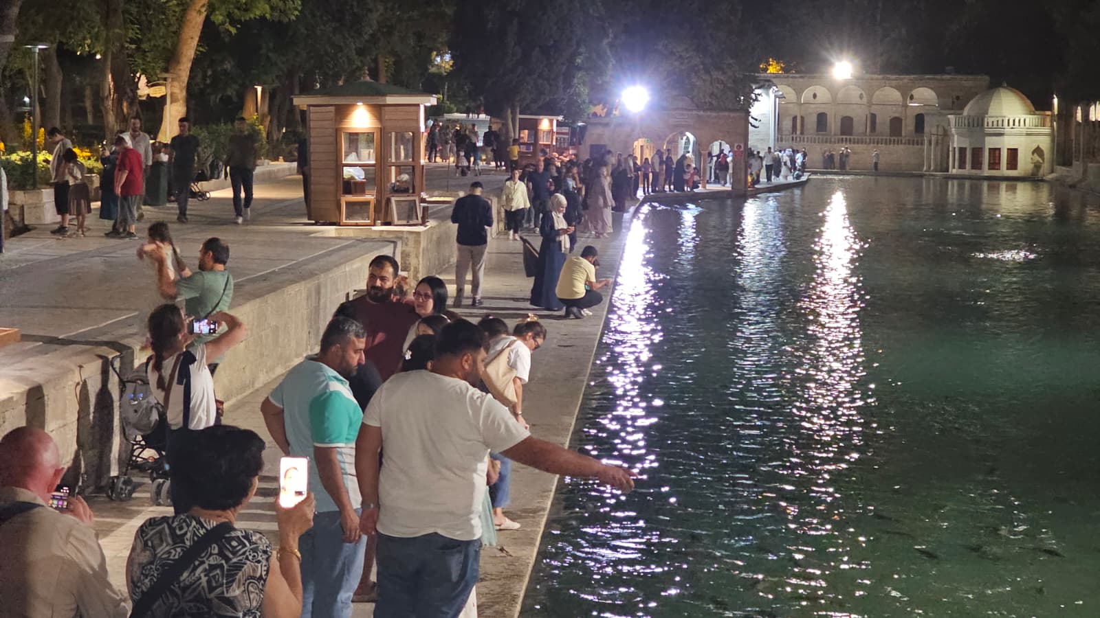 Şanlıurfalılar özlem giderdi... Serin havada en güzel ziyaret