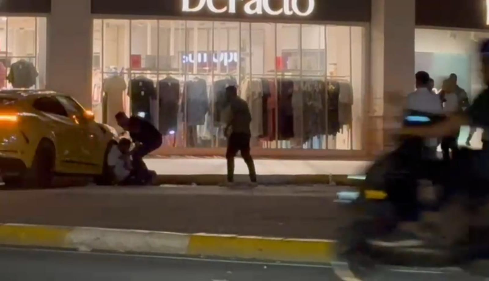 Şanlıurfa'da korkutan anlar: AVM önünde silahla vuruldu!