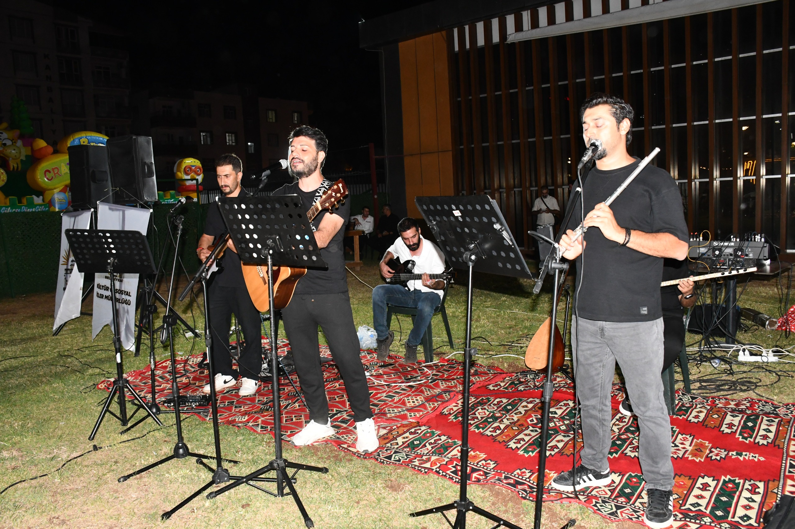 Açık havada konser keyfi... Öğretmenlerden oluşan grup beğeni topladı