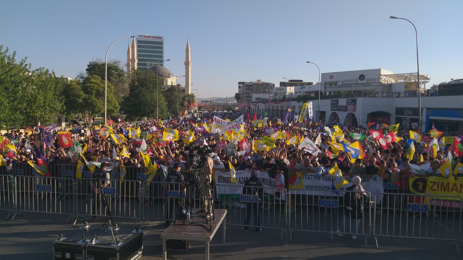 Şanlıurfa'da Barış Mitingi halaylarla başladı...