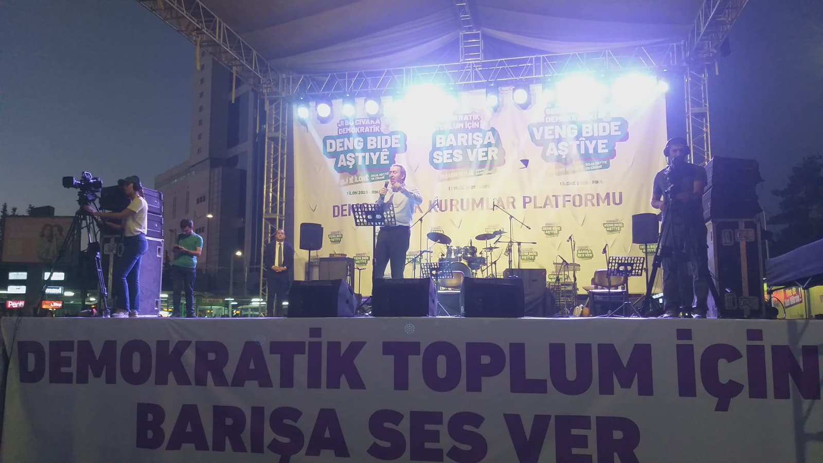 Şanlıurfa'da barış mitinginde 'Öcalan'a özgürlük' çağrısı: Hapsedemezsiniz!