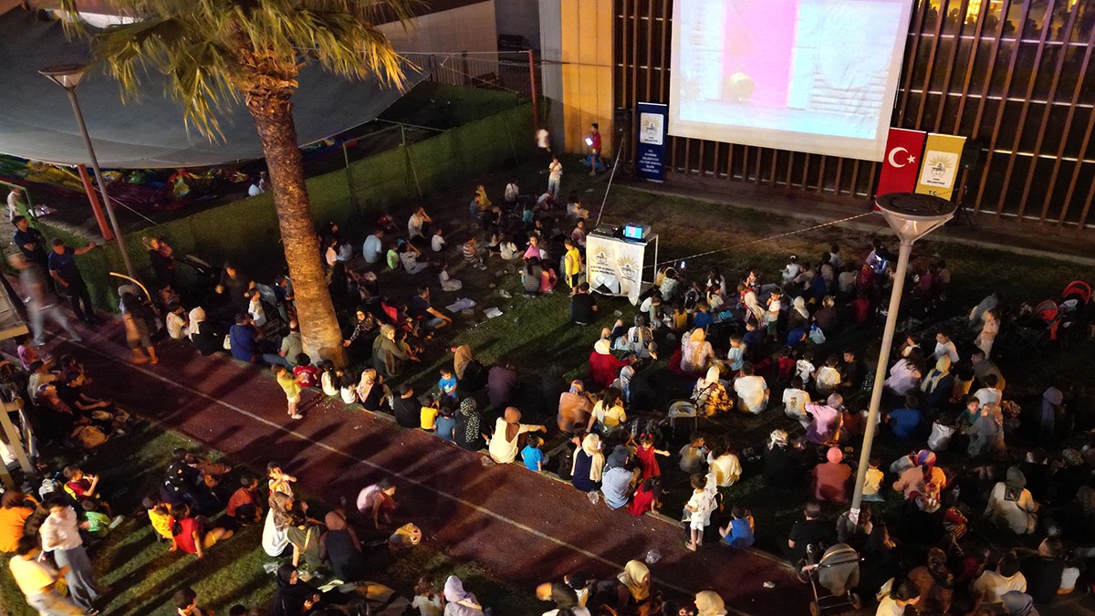 Siverek'te açık havada animasyon film gösterimi